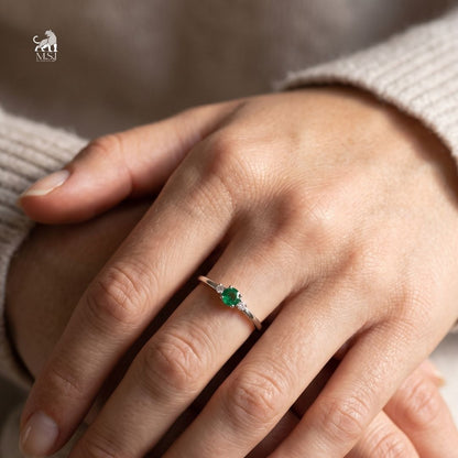 Emerald Round-Cut Gemstone Three-Stone Ring