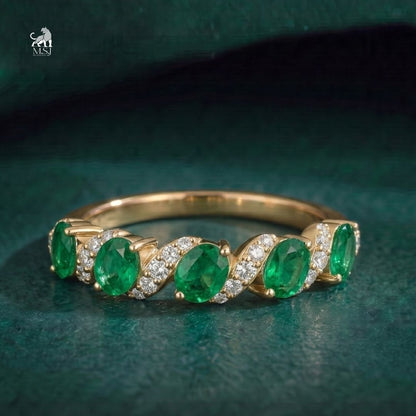Emerald Twist-Design Oval Gemstone Ring