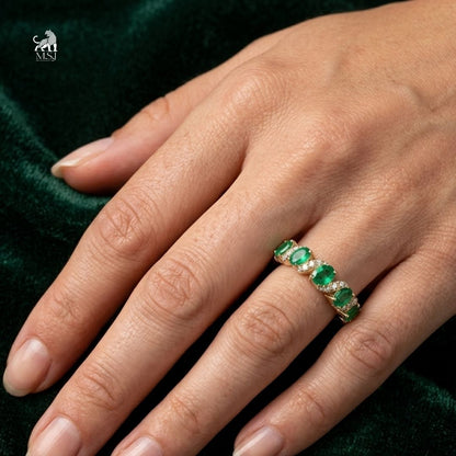 Emerald Twist-Design Oval Gemstone Ring