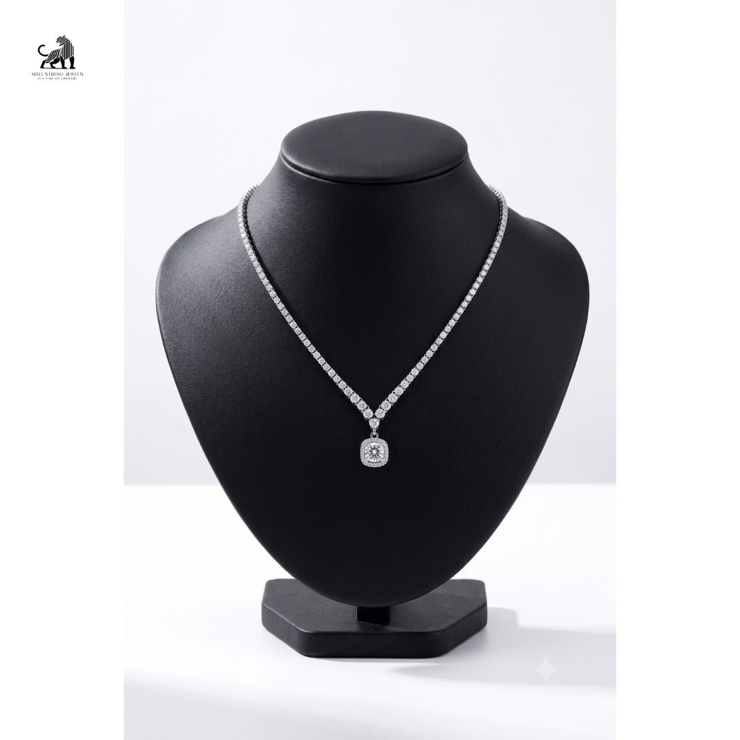 Éclat Cushion Halo Diamond Necklace in yellow gold